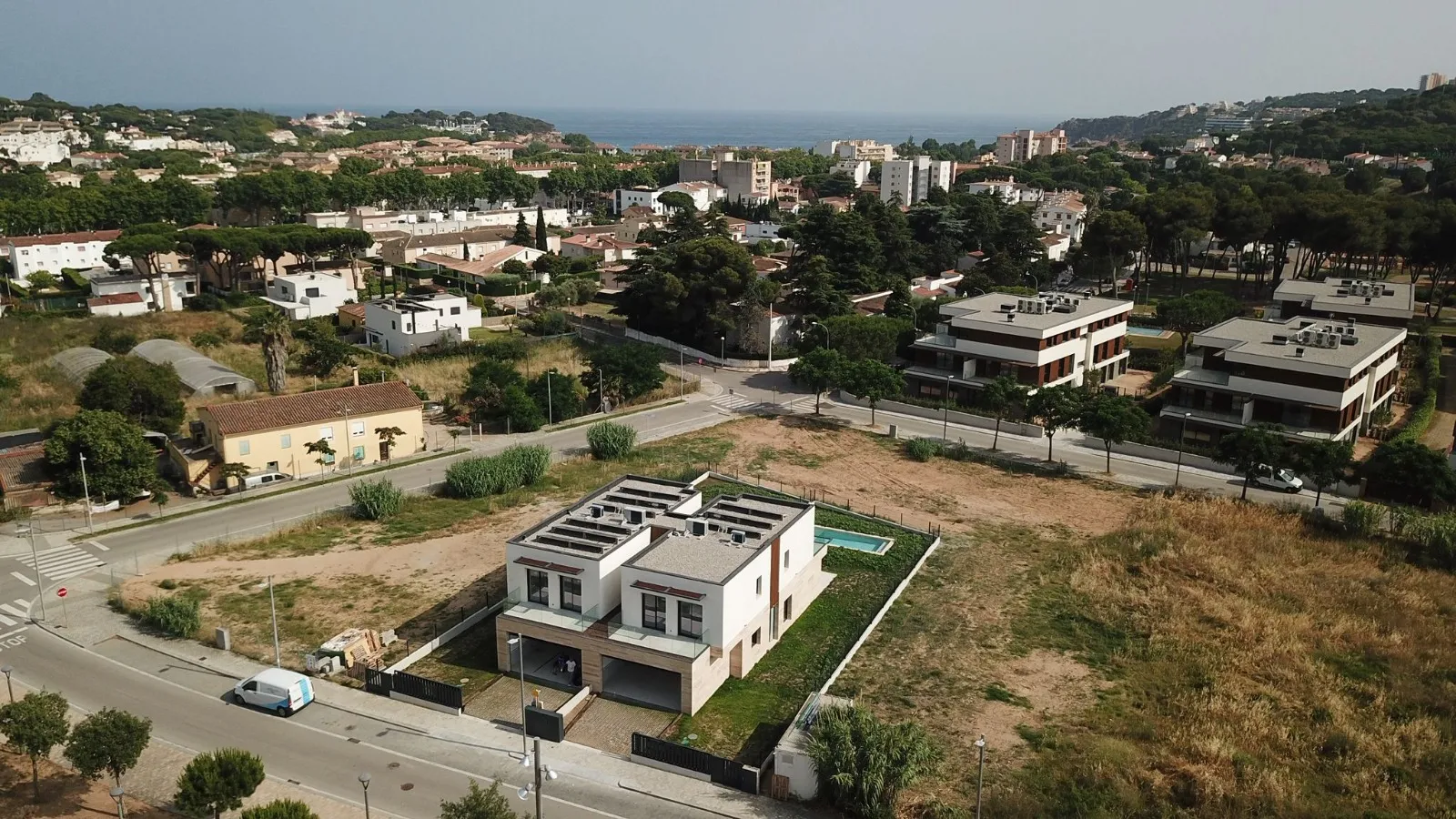 Desde el aire: la obra, los pinos y el mar